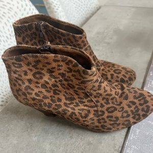 Super cute Suede leopard print boots.